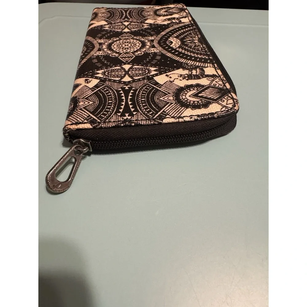 Sakroots‎ Women's Black And White Mandala Zip Around Wallet - Picture 6 of 10